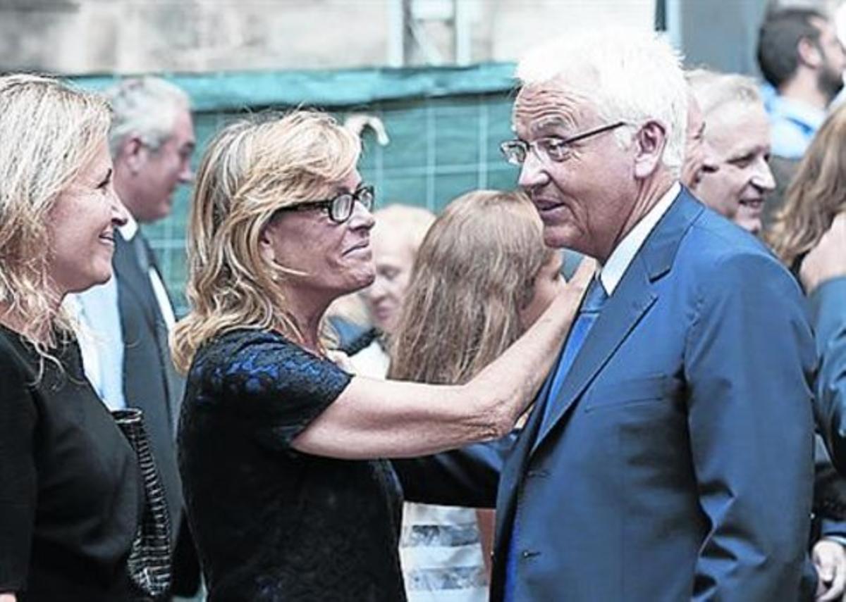 L’ADÉU 3A dalt, la basílica durant el funeral. Al centre a l’esquerra, Quim Monzó dóna el condol a la viuda, Sandra Ollo. A la dreta, Sergi Pàmies. A sota, a l’esquerra, Jacobo Siruela. A la dreta, el conseller Ferran Mascarell. L’ADÉU 3A dalt, la basílica durant el funeral. Al centre a l’esquerra, Quim Monzó dóna el condol a la viuda, Sandra Ollo. A la dreta, Sergi Pàmies. A sota, a l’esquerra, Jacobo Siruela. A la dreta, el conseller Ferran Mascarell.