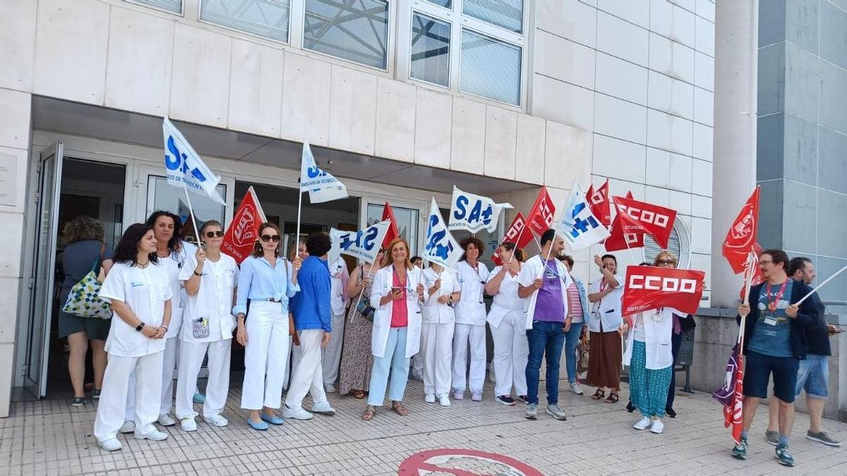 Concentración de protesta reciente de trabajadores sanitarios en el Hospital Universitario de Cabueñes (Gijón).