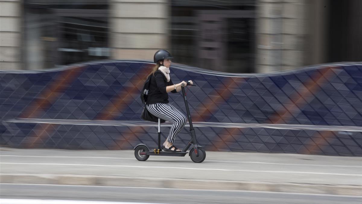 Patinete eléctrico circulando por la ciudad de Barcelona