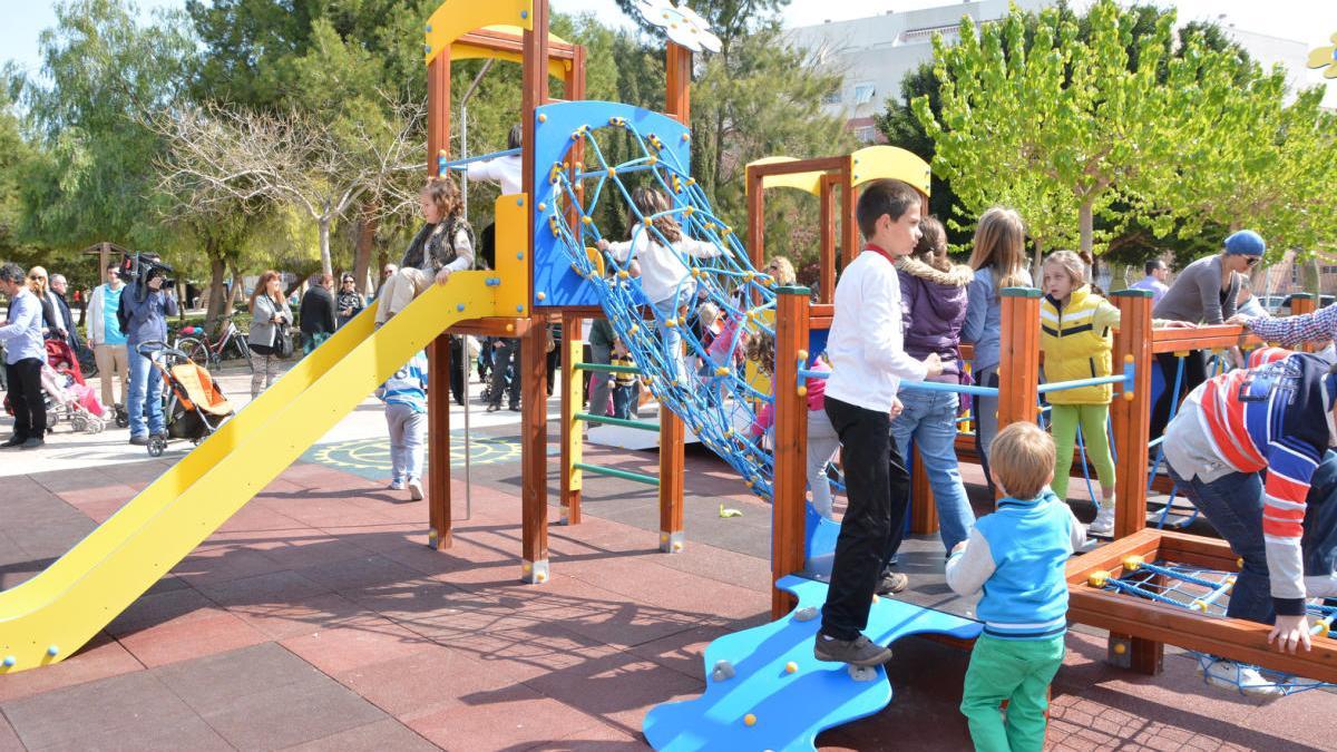 Torrevieja destina 42.000 euros a la desinfección de juegos infantiles en parques y jardines