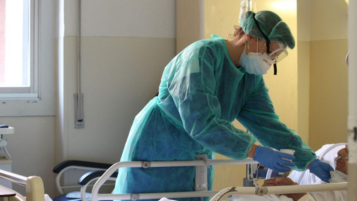 Una metgessa atén un pacient amb coronavirus al Trueta. | ICS GIRONA