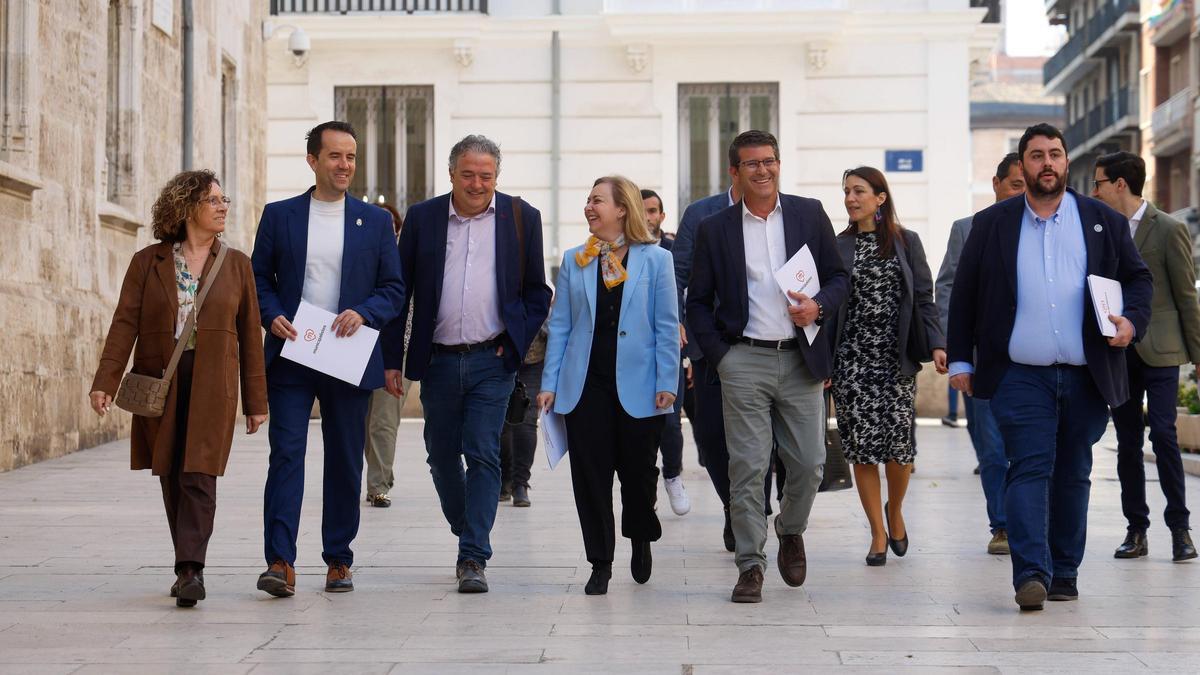 Llegada de los municipalistas a las Corts, con Enguix y Rodríguez, en el centro.