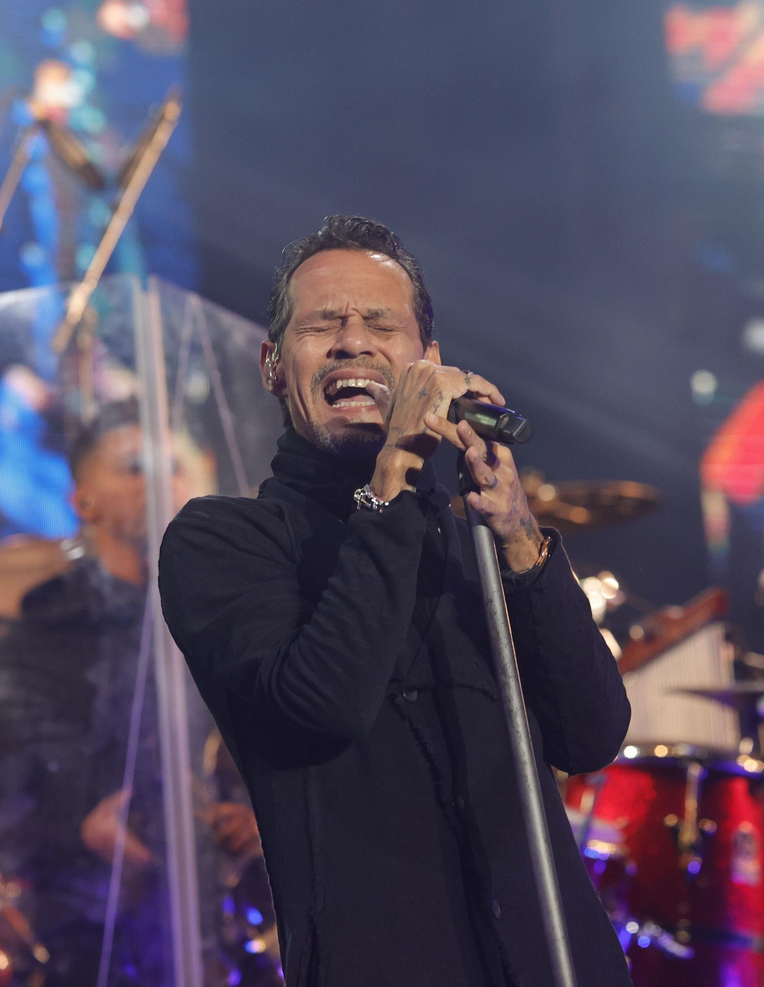 La espera "valió la pena": Marc Anthony parte caderas en Oviedo a ritmo de salsa