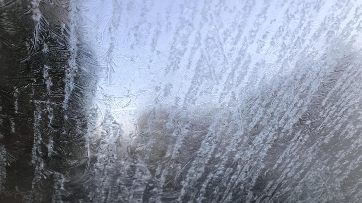 El hielo acumulado esta noche en la luneta de un coche de Elda.