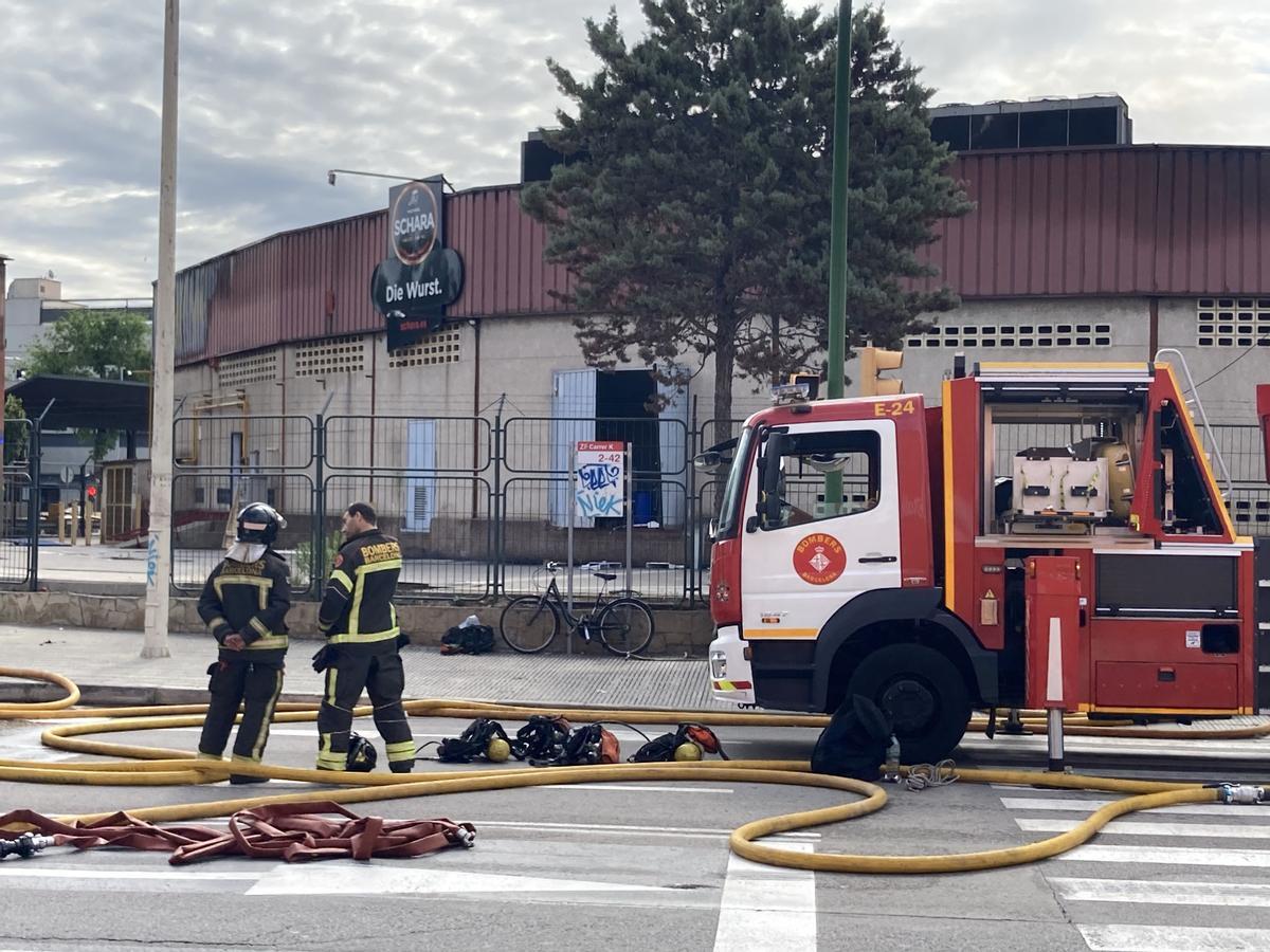 Incendio en la nave de la empresa cárnica Schara en Mercabarna.