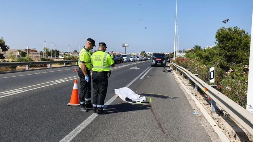 Imagen del cuerpo del ciclista sobre la calzada esta tarde en la variante de la N-332 sentido Alicante / Foto Joaquín Carrión