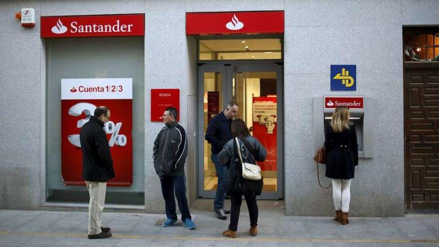 Oficina del Banco Santander. // Jon Nazca