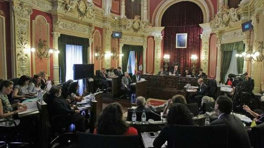 El retrato de Felipe VI se estrenó ayer en el pleno.