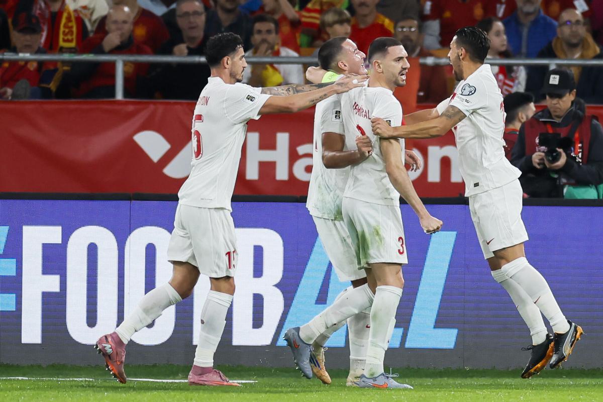 SEVILLA, 18/11/2025.- El delantero de la selección turca de fútbol Deniz Gül (2i) celebra su gol con sus compañeros, durante el encuentro correspondiente a la fase de clasificación para el Mundial 2026 que los combinados nacionales de España y Turquía disputan este martes en el estadio de La Cartuja, en Sevilla. EFE/José Manuel Vidal