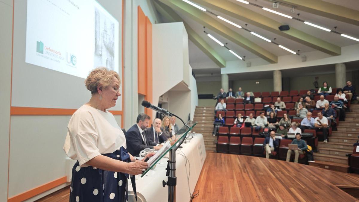 Isabel Viña, durante el claustro, presentando su informe.