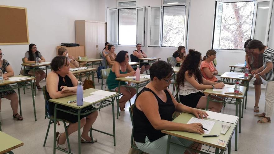 Aspirantes a funcionario docente en una jornada de oposiciones.