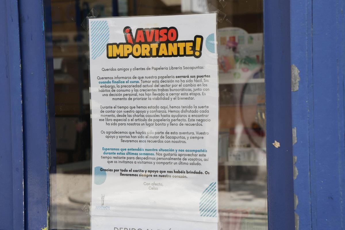El cartel de cierre en la puerta del local