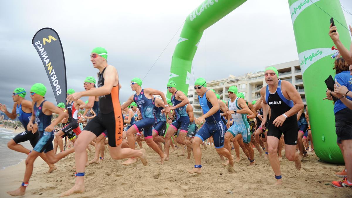 Salida del acuatlón esprint Ciutat de Palma del año pasado