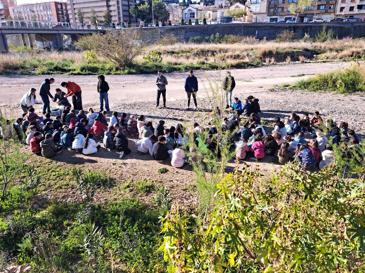Limpieza del cauce del río Palància por el alumnado del colegio Ausiàs March.
