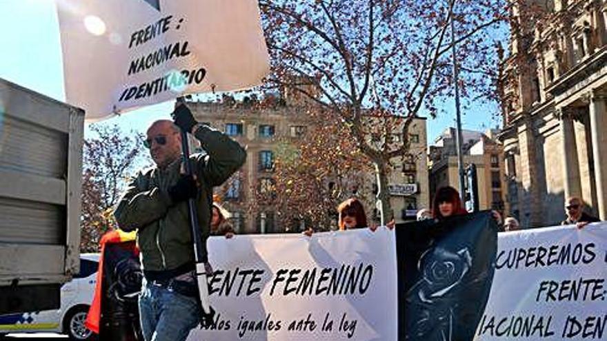 Els manifestants ultres, ahir a la plaça d&#039;Antonio López de Barcelona