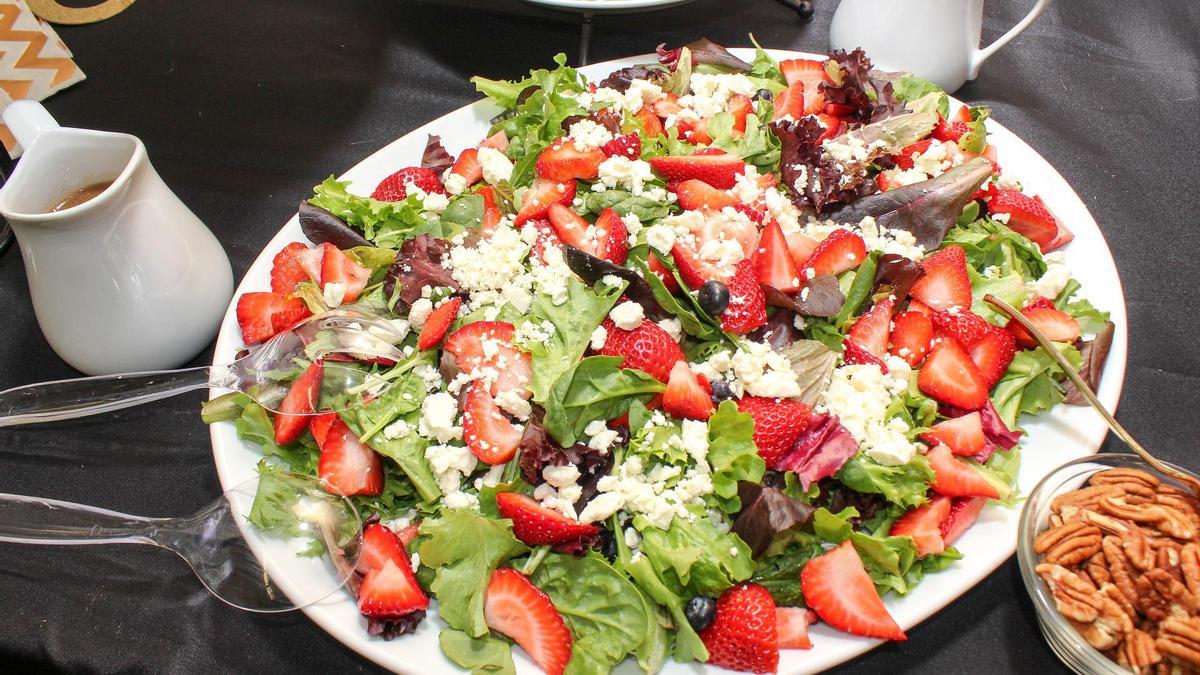 Las fresas dan el toque de color a esta veraniega ensalada