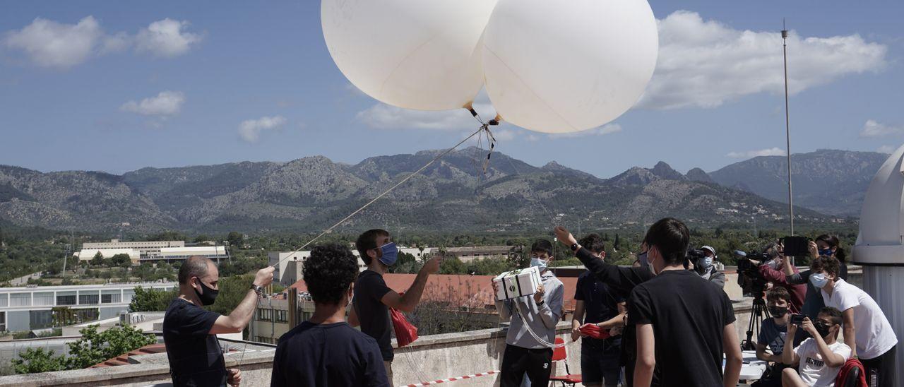 Los estudiantes de Mata de Jonc lanzan una sonda espacial a 10.000 metros de altura