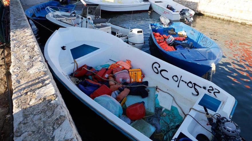 Interceptados en tierra 16 migrantes llegados en una patera a Ibiza