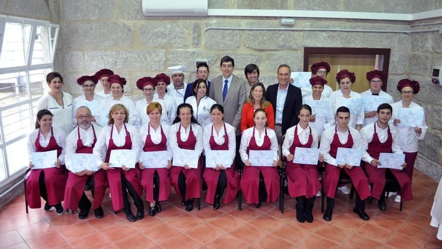 Los participantes en el taller de empleo de Soutomaior, en la entrega de los diplomas. / FdV