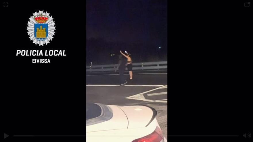 La Policía ha compartido este vídeo donde aparece el coche del arrestado y dos hombres que invaden la carretera de manera temeraria.