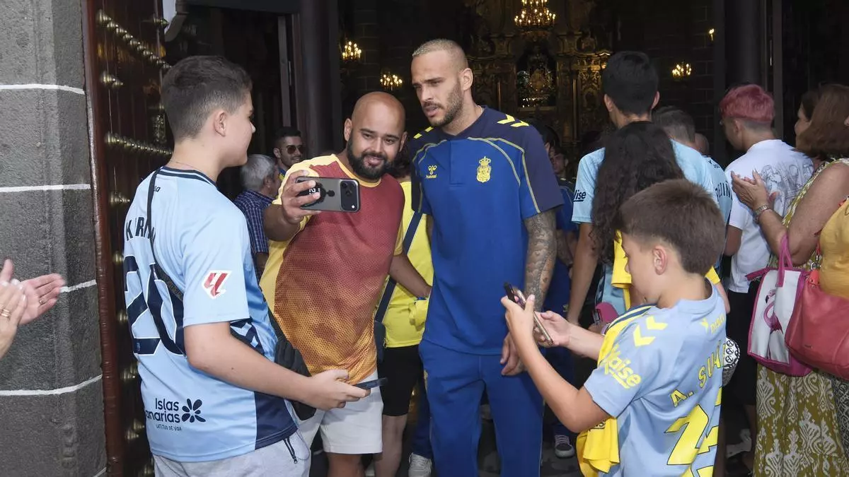 Honores de brazalete en la UD Las Palmas para Kirian y gran ovación para Jesé