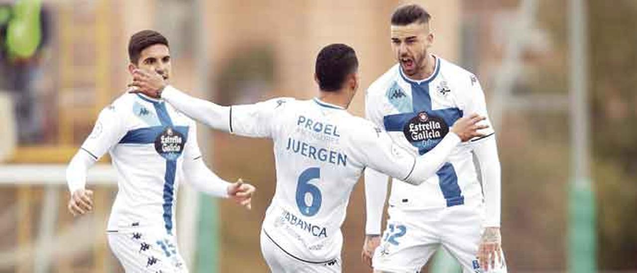 Borja Granero celebra su gol ante el DUX con Juergen Elitim y Víctor García, que tardará aún tres semanas en volver. |  // LOF