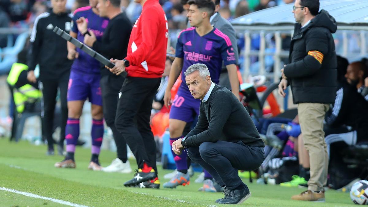 Fran Escribá, entrenador del Real Zaragoza, observa atentamente el desempeño de los suyos en un momento del partido del equipo ante el Cartagena.