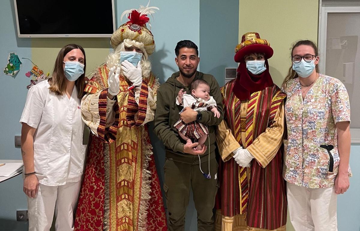 El pequeño Mahmmoud recibe la visita de Melchor en el Hospital Sant Joan de Déu
