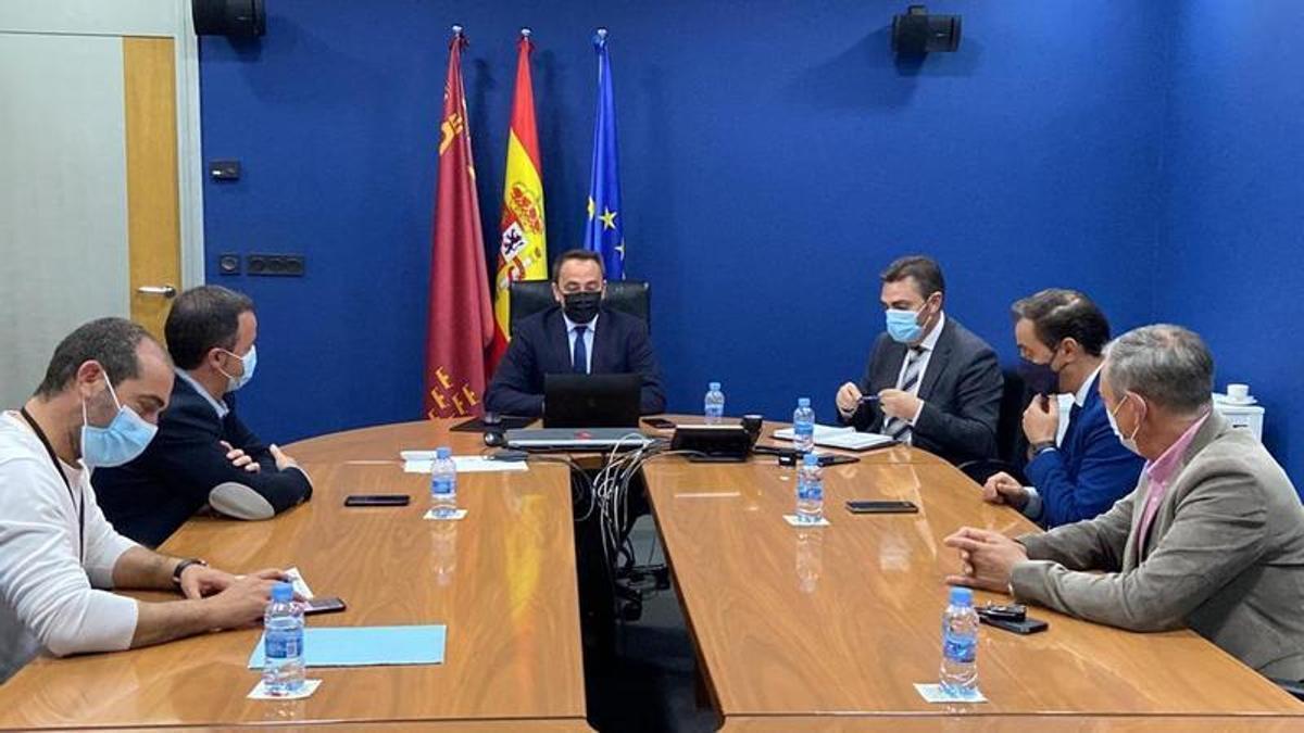 El consejero, Antonio Sánchez Lorente, junto al director general de Seguridad Ciudadana y Emergencias, Antonio Luis Mula y el jefe de Servicio de Coordinación de Policías Locales, Alfonso Ayuso, se reunió con los alcaldes de Aledo, Francisco Javier Andreo; de Ojós, José Emilio Palazón; de Ricote, Rubén Carrasco; y de Ulea, Víctor Manuel López.