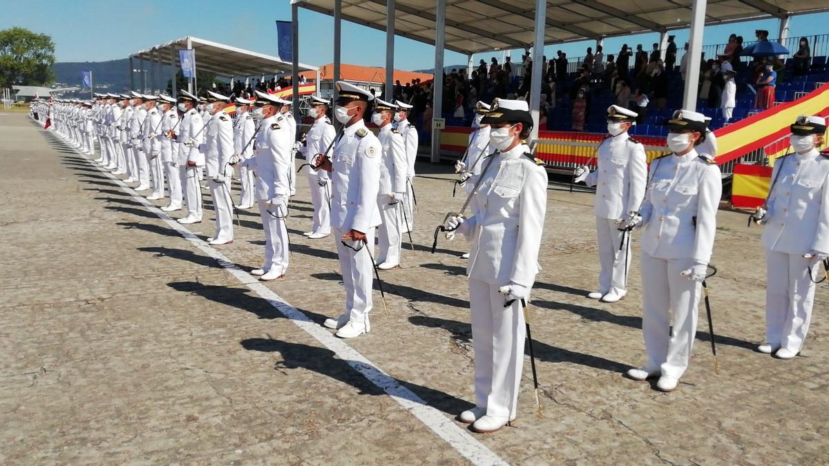 Formación de los militares y, al fondo, público asistente