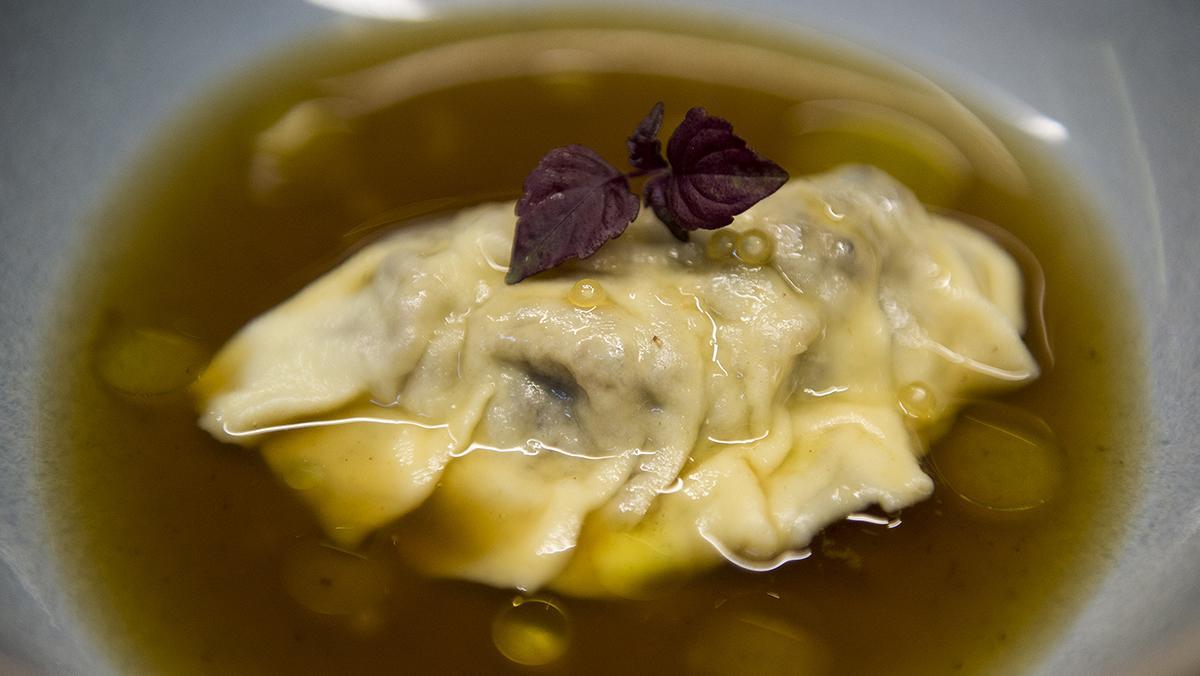 El chef de Bicnic, Víctor Ferrer, presenta el ravioli de jarrete de ternera con caldo de ’shiitake’.