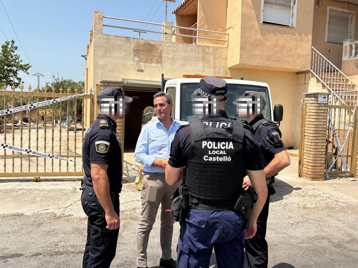 Ortolá junto a los agentes de la Policía Local en la vivienda que ha resultado desokupada este viernes en Cuadra Natora.
