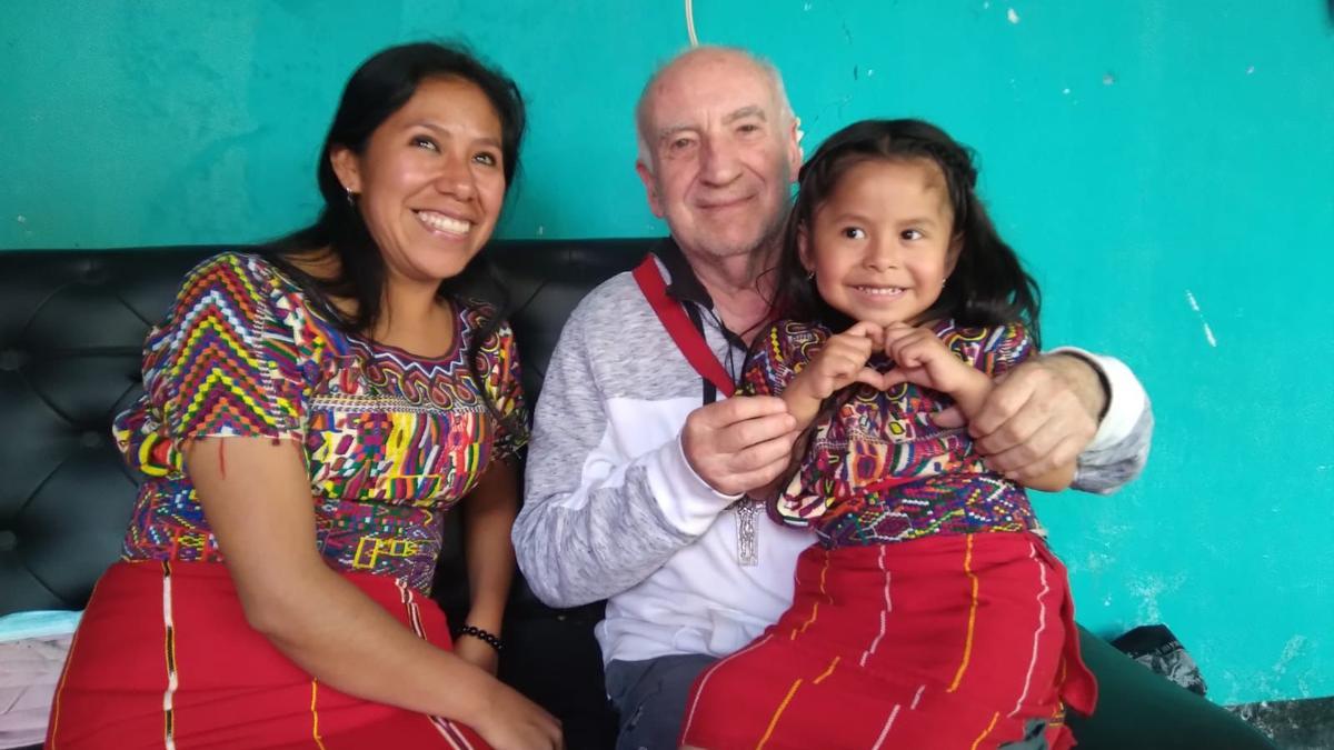 El pediatra mierense con dos de sus pacientes