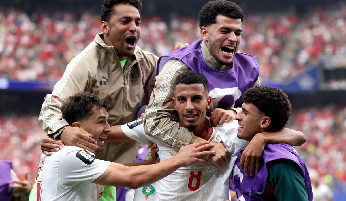 Ounahi mira a la càmera mentre els companys el feliciten per un dels gols marcats davant el Canadà, ahir a Houston. | KEVIN C. COX / GETTY IMAGES VIA AFP