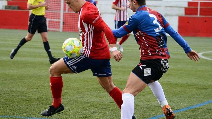 Un jugador del Alondras intenta controlar el balón. // Gonzalo Núñez