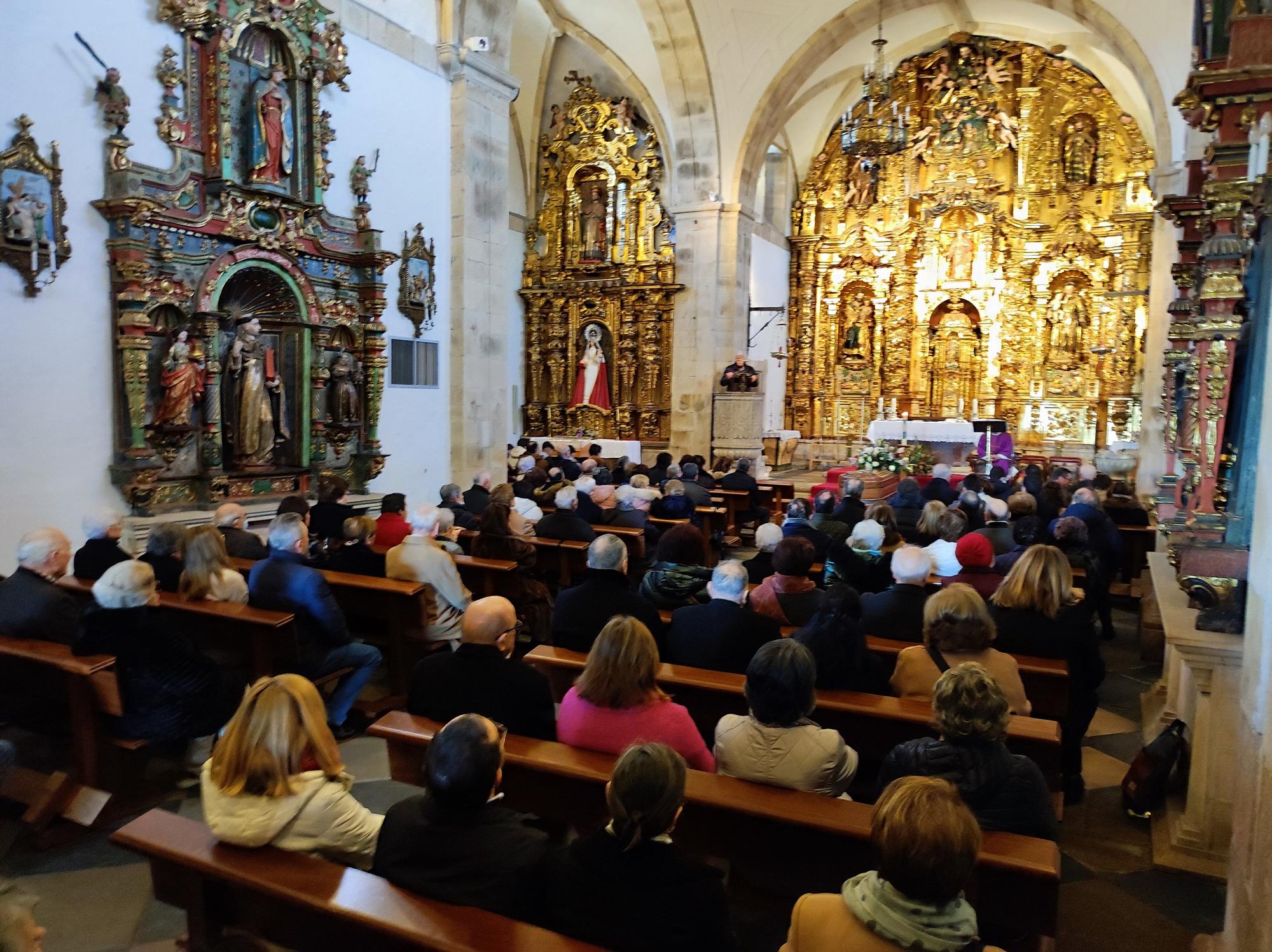 La iglesia de Santa Marina, llena para despedir a Manuel Bedia