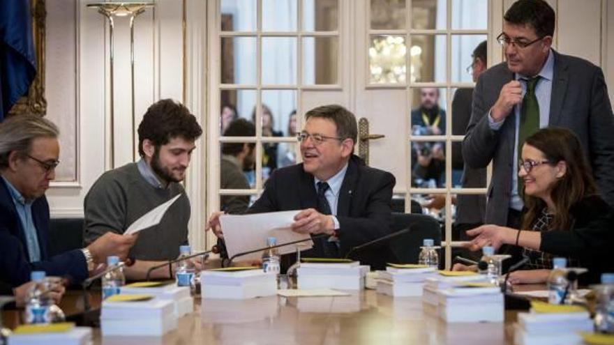 Antonio Estañ junto a Ximo Puig y Mónica Oltra firmando la renovación del Botànic bajo la mirada del presidente de las Cortes.