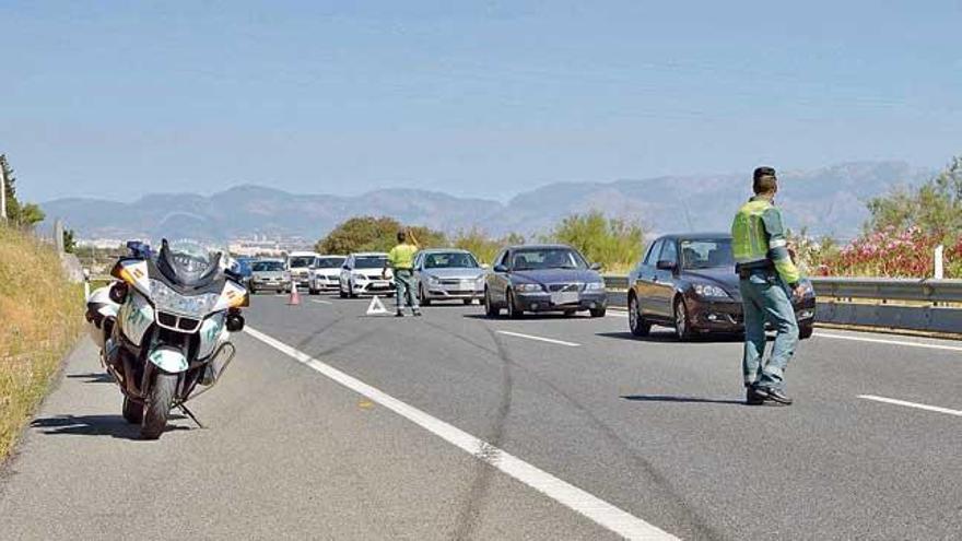 Un británico de 53 años muere al volcar un coche clásico en la autopista de Llucmajor