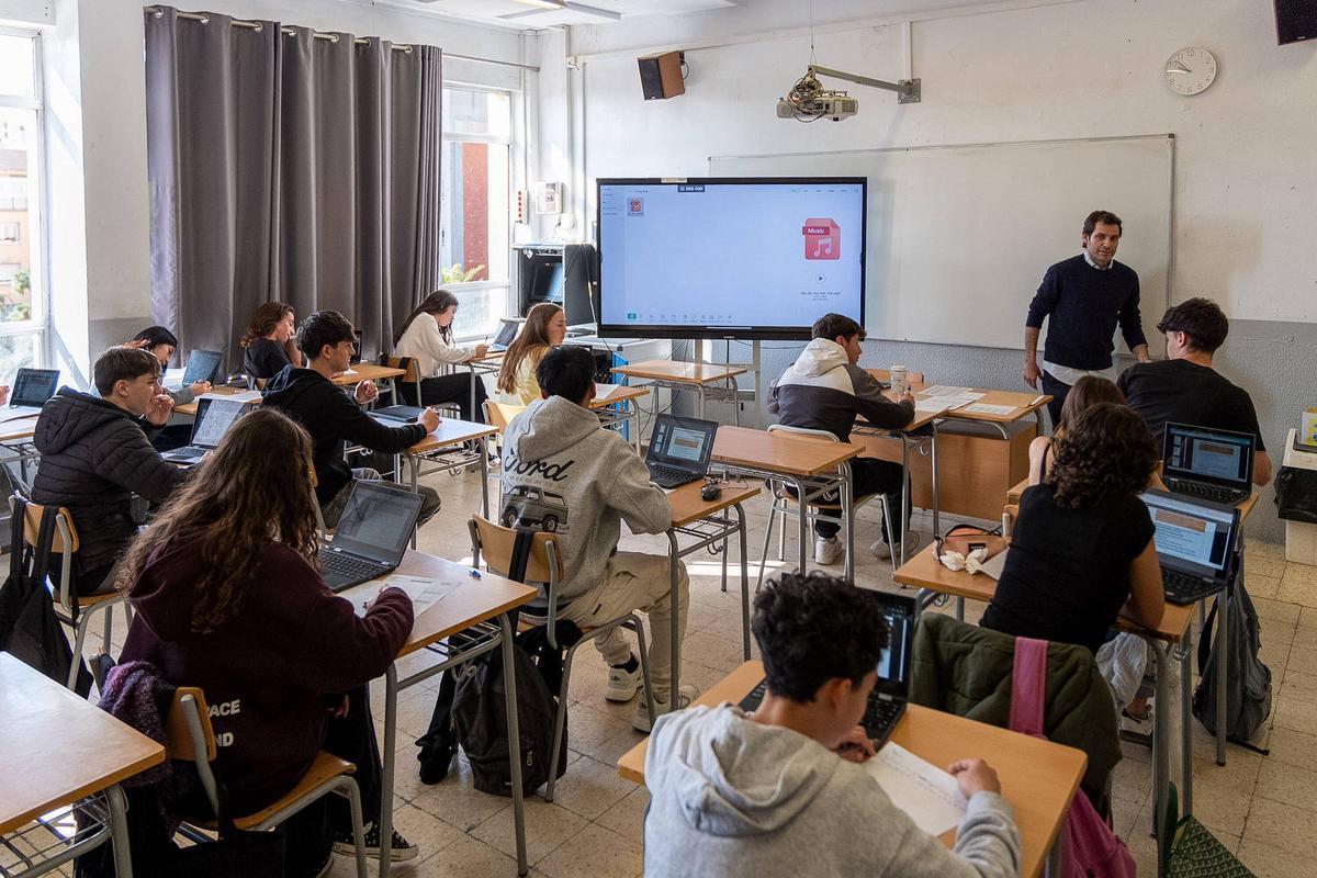Un aula catalana preparada para las pruebas de competencias básicas estes lunes.