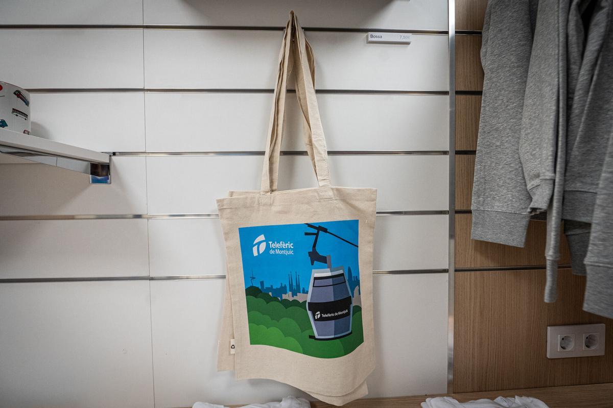 TMB presenta la primera tienda de merchandising de TMB en el metro de Barcelona, situada en la estación de Sagrada Família. Laia Bonet participa en la inauguración, este lunes. 