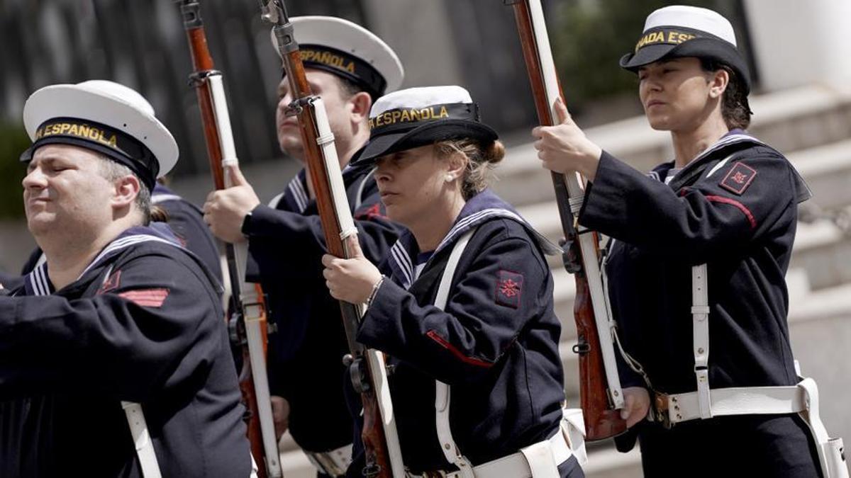 Marineras del Cuartel General de la Armada, en una rendición de honores al ministro de Defensa, el pasado 12 de abril.
