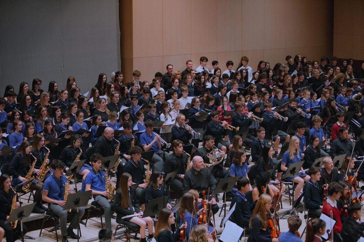 Más de 300 jóvenes músicos procedentes de 24 colegios Globeducate internacionales se unieron para interpretar a Karl Jenkins.