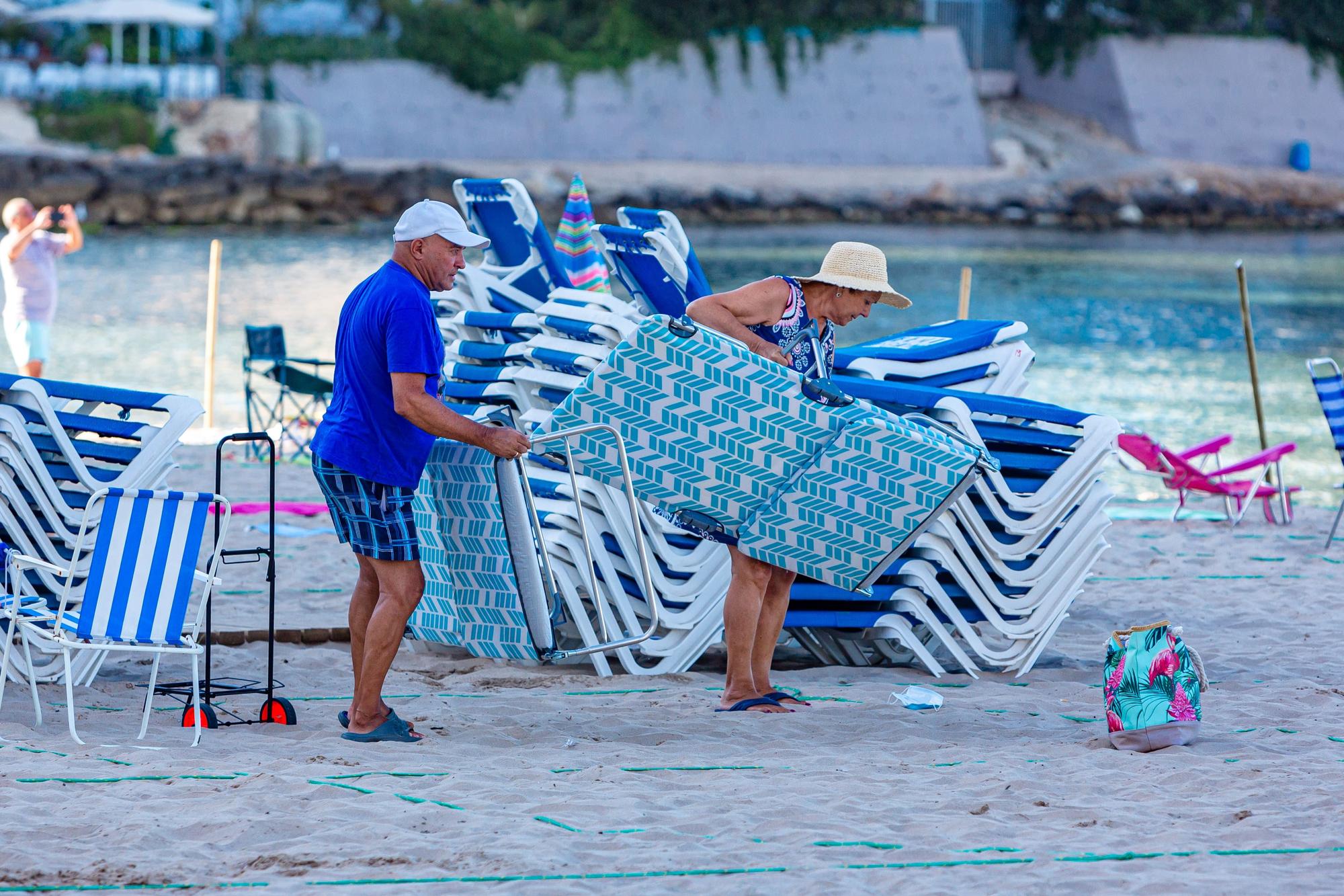 La polémica por la «reserva» de espacio en primera línea vuelve un verano más a Benidorm