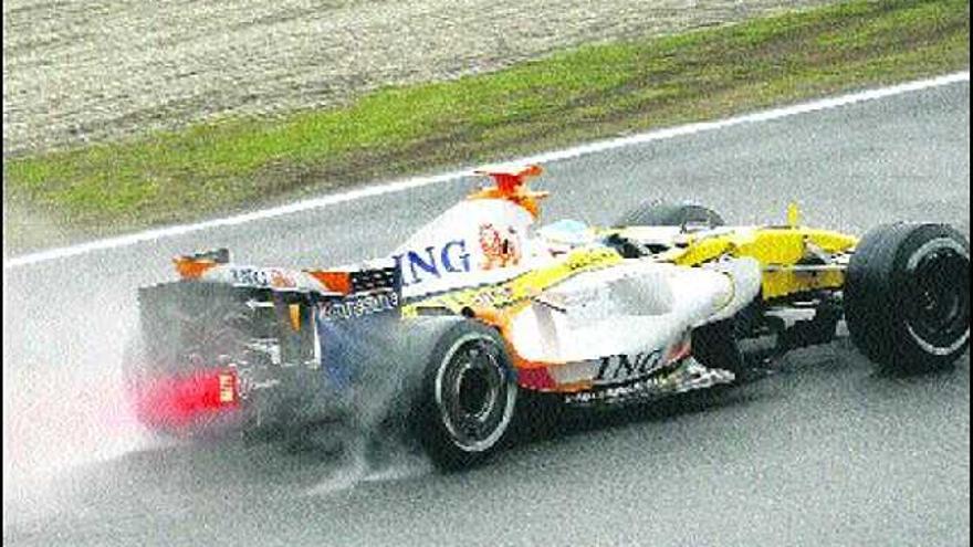 Fernando Alonso, rodando en mojado durante unos entrenamientos en Montmeló el pasado febrero.