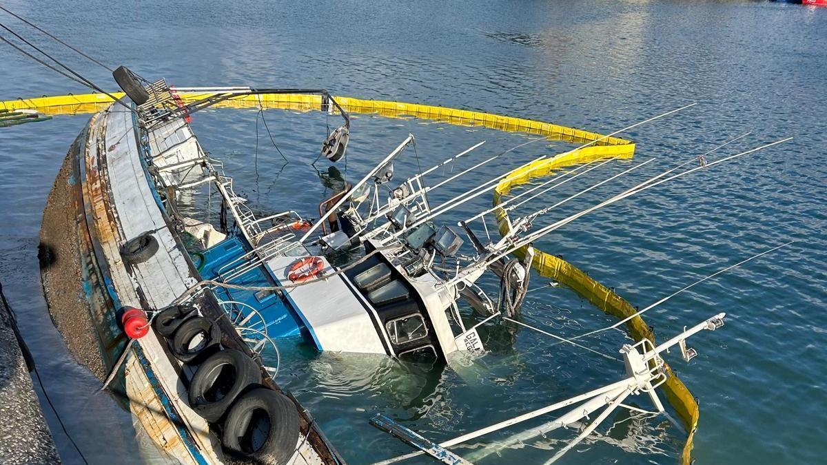 El "Galaico Segundo", hundido en el puerto de El Musel.