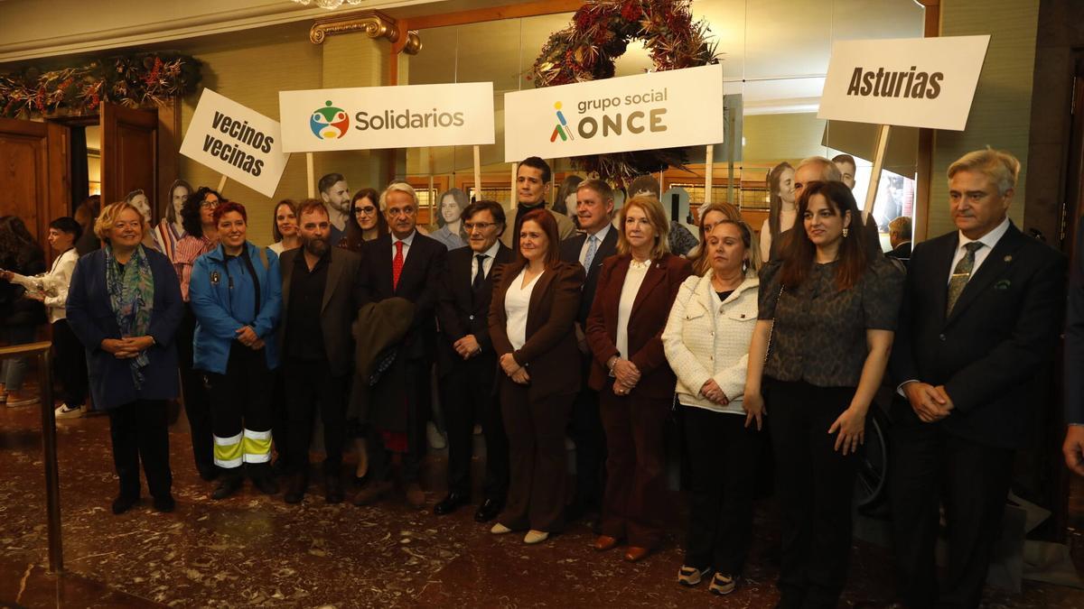 Los premiados con las autoridades.