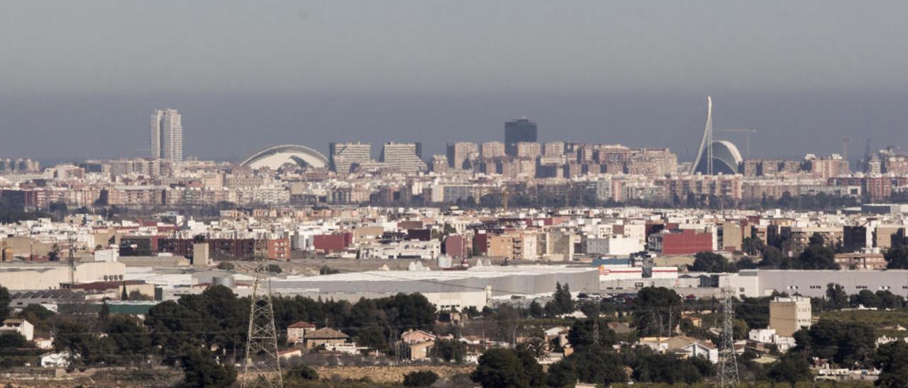 Nube de polución situada sobre la ciudad de València durante todo el día de ayer.