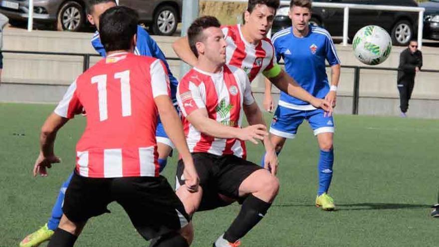 Gullón y Chemi, con el balón, en el partido disputado ayer.