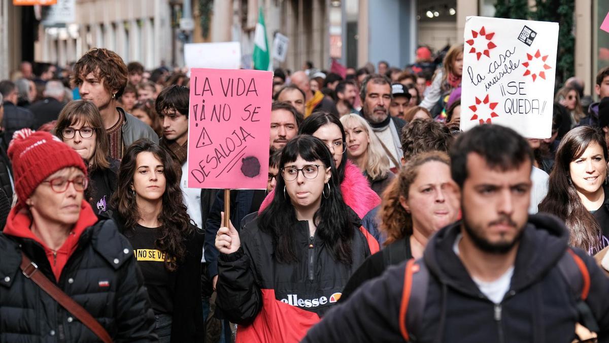 Manifestación contra el desalojo de La Casa Invisible