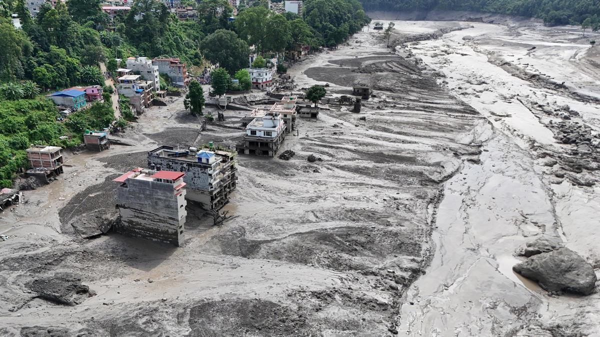 RIADA NEPAL | Exteriores informa de que hay cuatro españoles sin localizar en las devastadoras inundaciones de Nepal